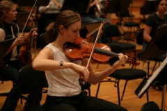 Eine Schülerin im Orchester