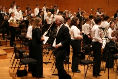 Der Dirigent Gerd Albrecht sprcht mit einer Violinistin des MRO