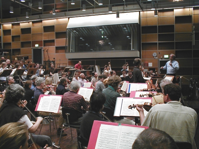 Marcello Viotti dirigiert im Studio 1 des BR sein Orchester