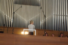 Die Dirigentin Anu Tali mit dem Chor des BR auf der Empore der Herz-Jesu-Kirche
